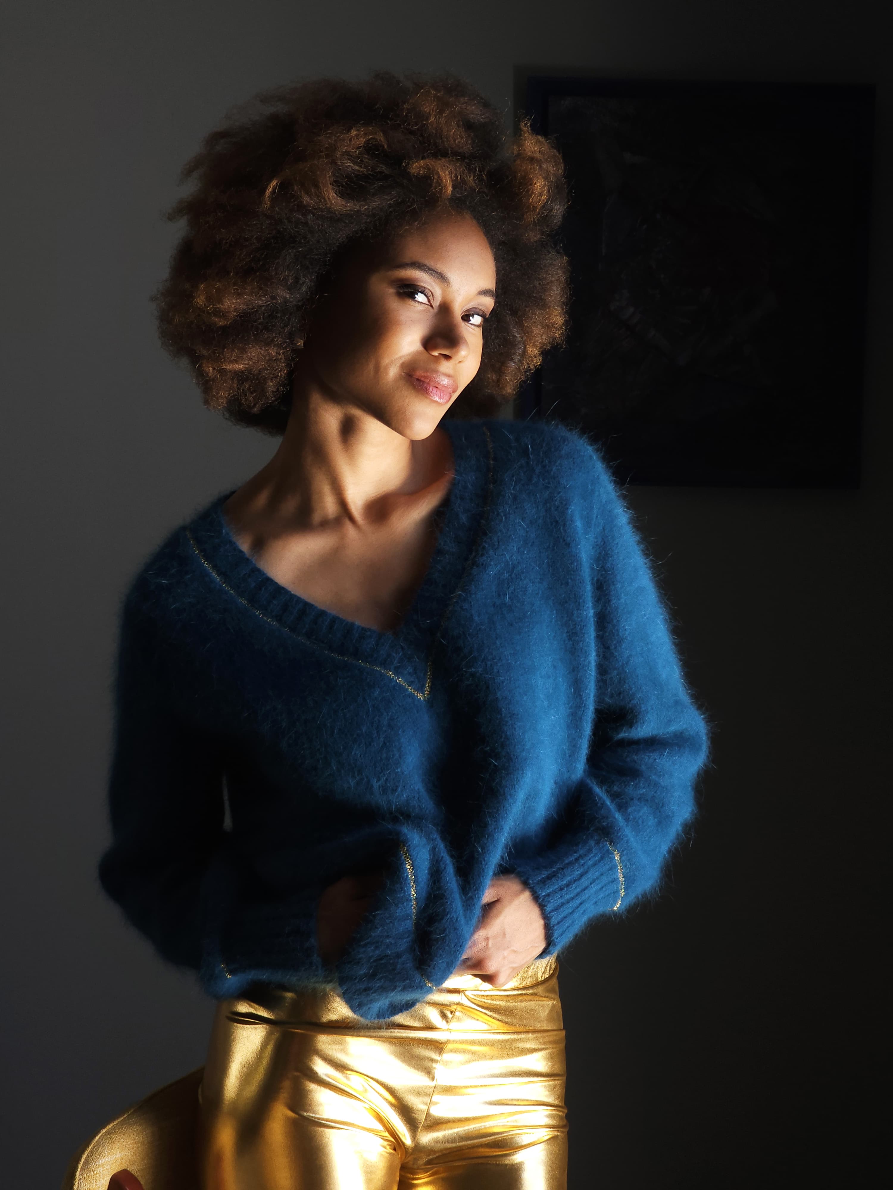 Anny Blatt Avy maglione collo a V pacifico e oro angora