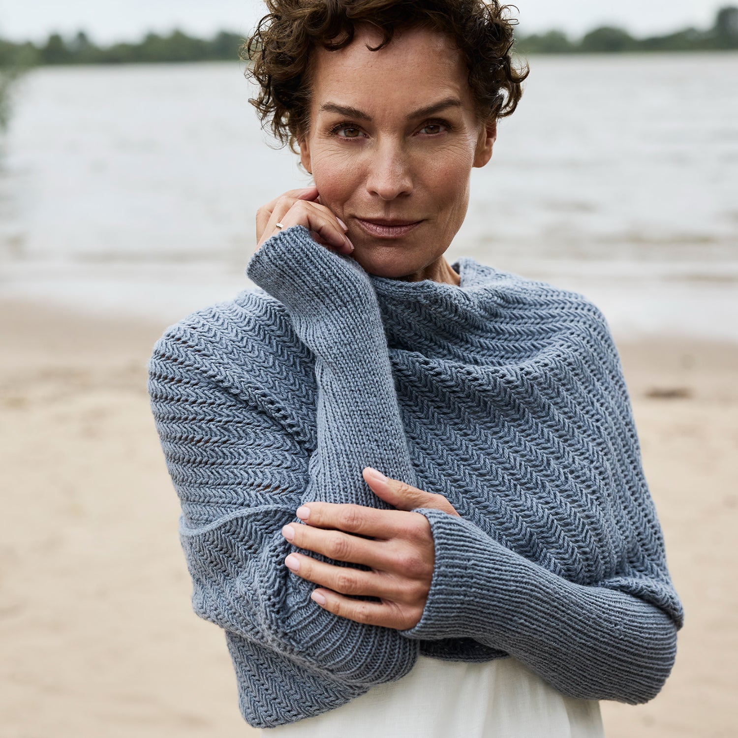 Rosy Green Wool Crossway Wrap schema scialle maniche