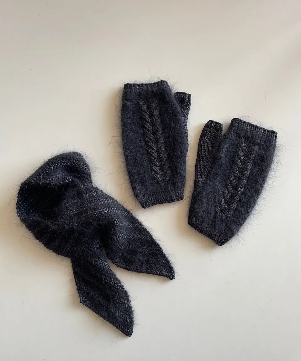 Anny Blatt Karen kit set sciarpa e muffole angora nero