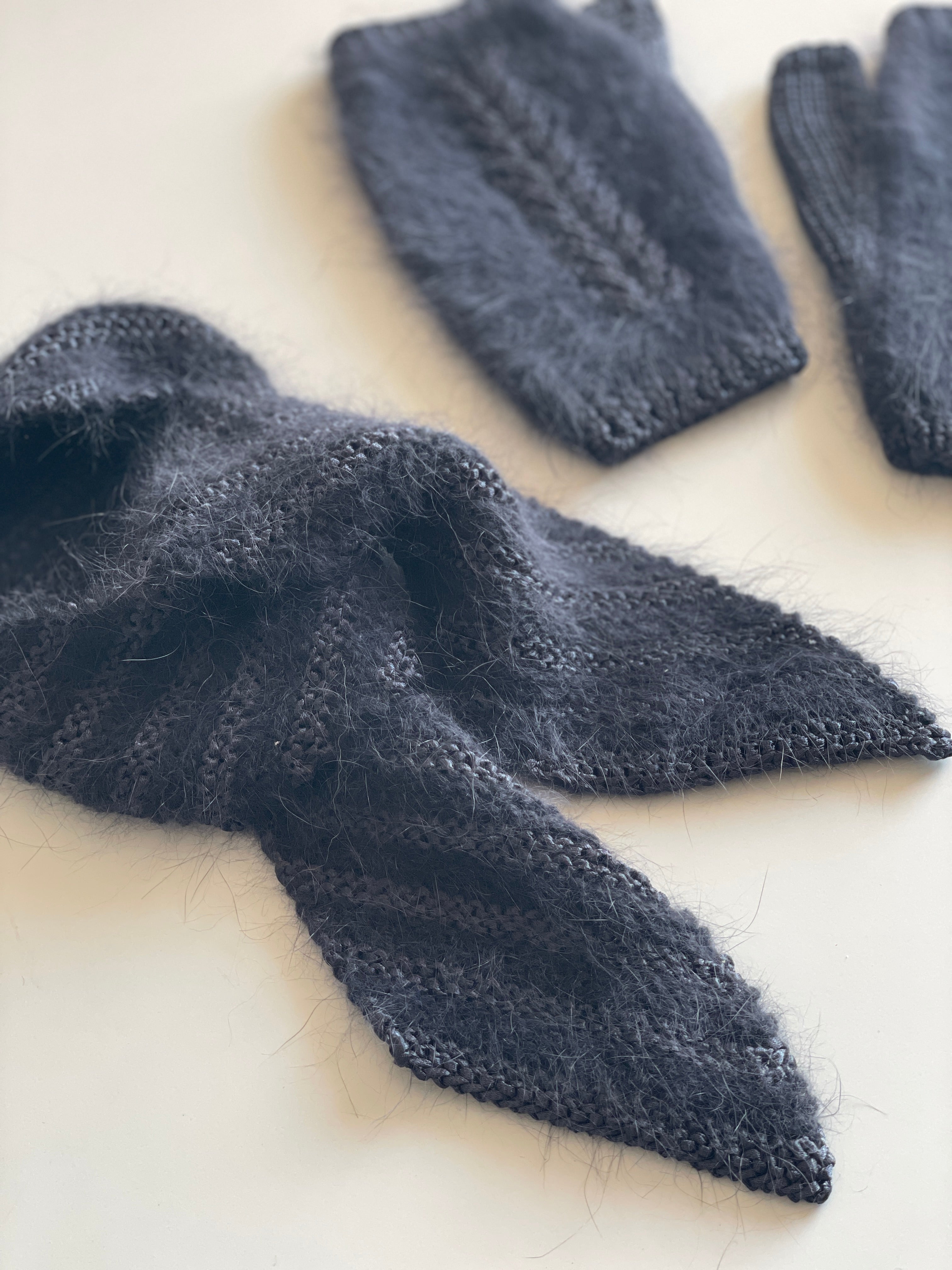 Anny Blatt Karen kit set sciarpa e muffole angora nero
