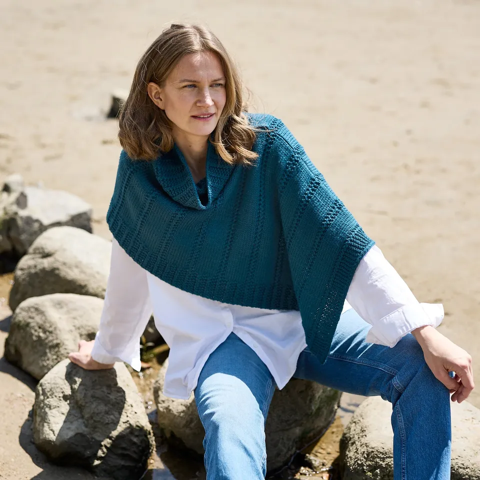 Rosy Green Wool Tenang schema poncho asimmetrico