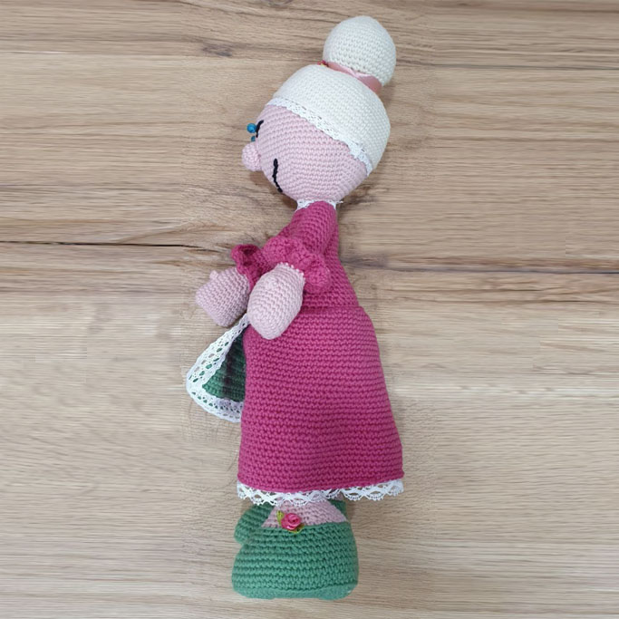 Gomitolorosa Nonna Amarena bambola amigurumi in lana