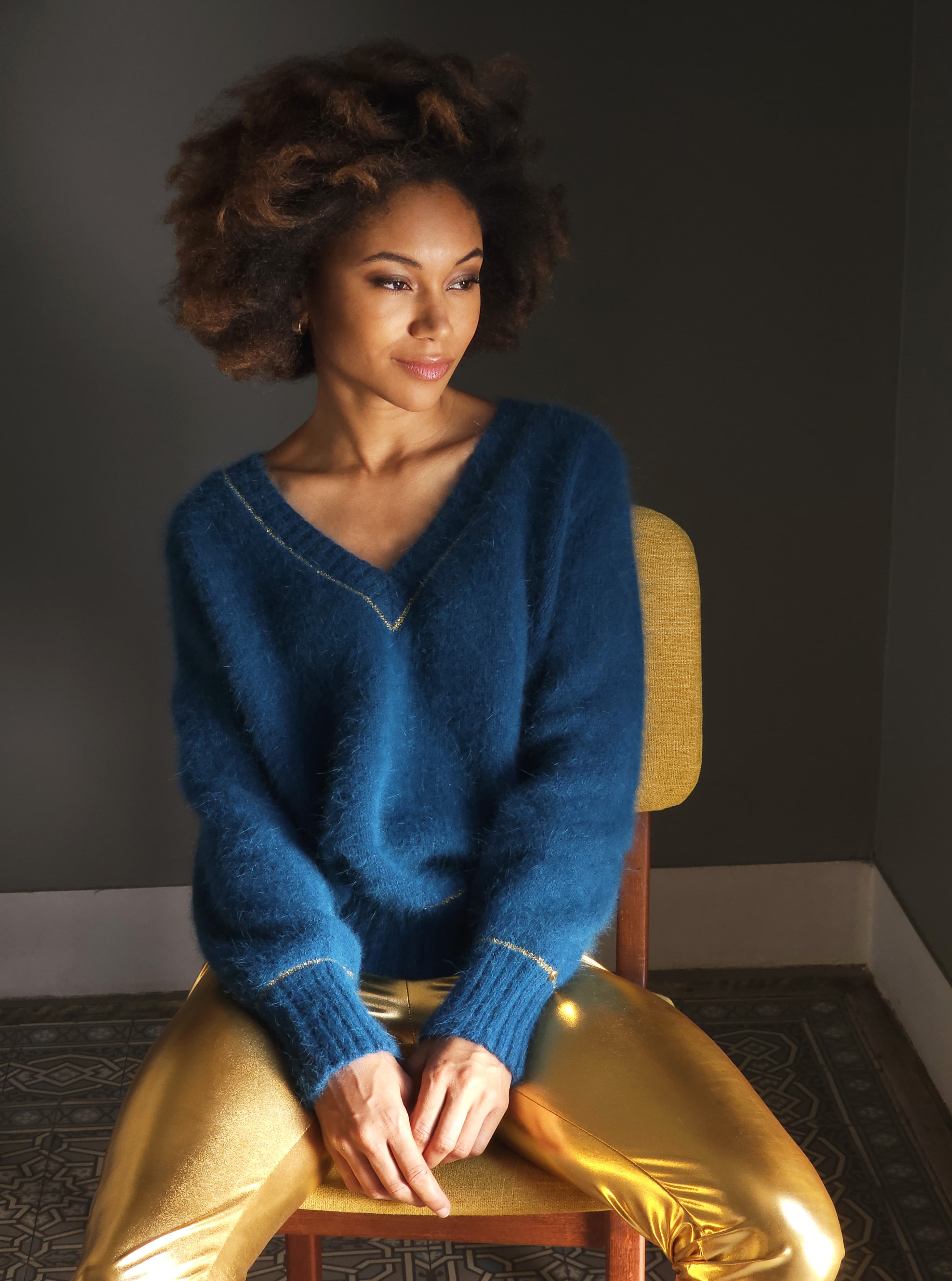 Anny Blatt Avy maglione collo a V pacifico e oro angora