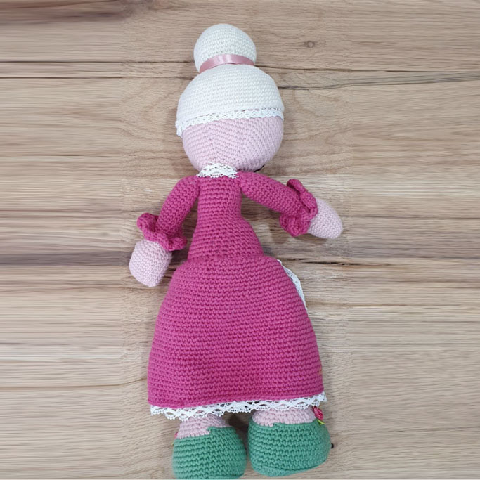 Gomitolorosa Nonna Amarena bambola amigurumi in lana