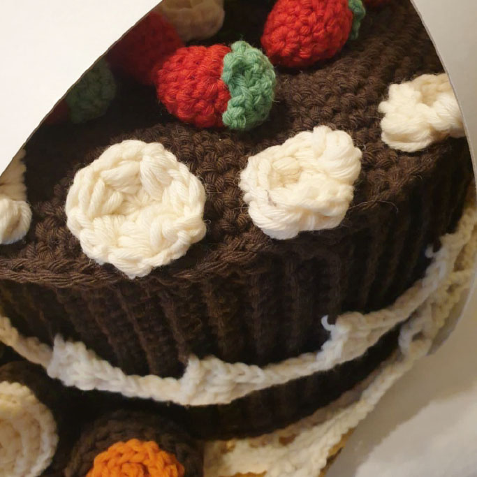 Gomitolorosa 4ARTS Torta al cioccolato opera in lana