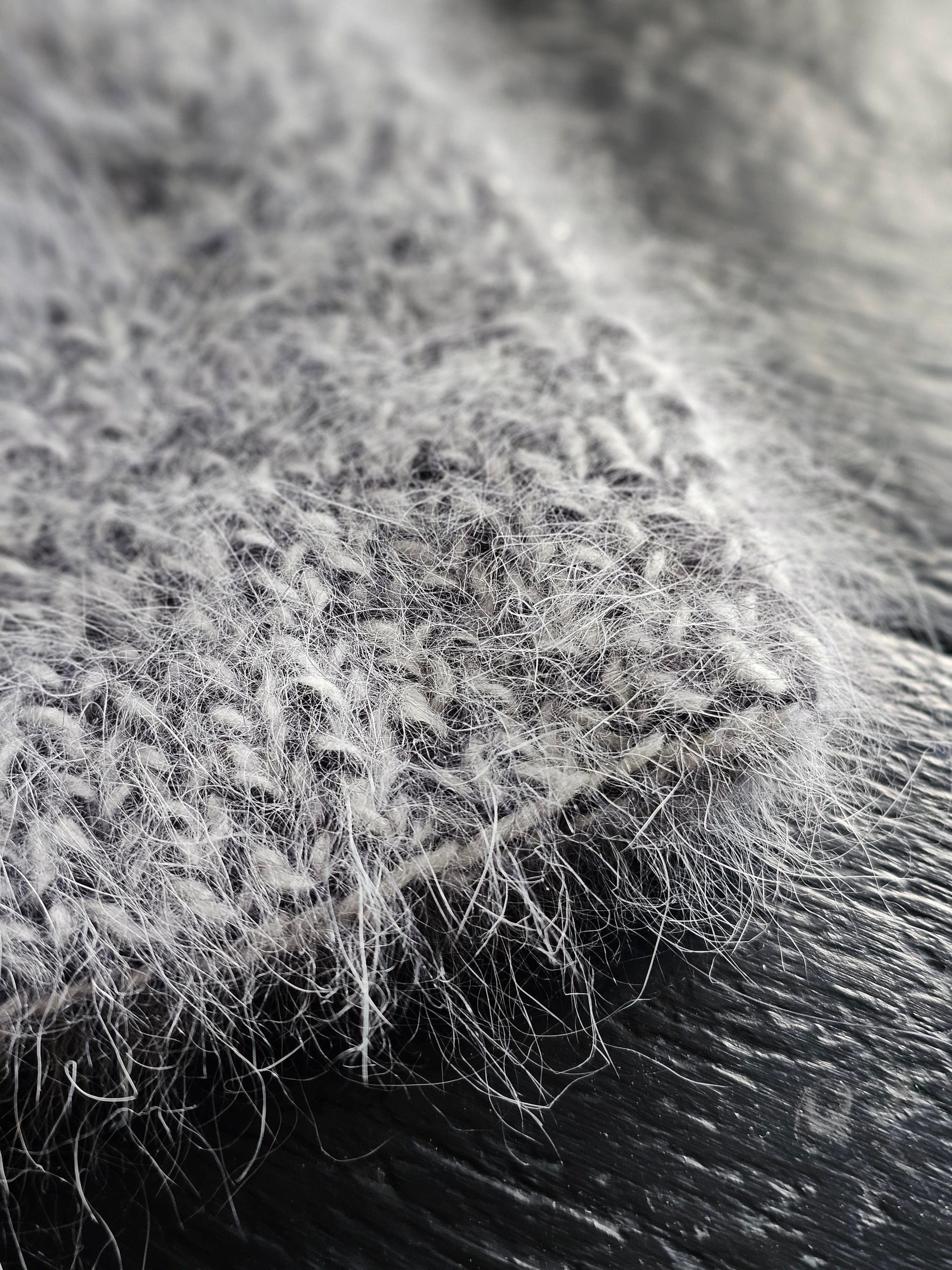 Anny Blatt Keystone Angora kit berretto nero naturale