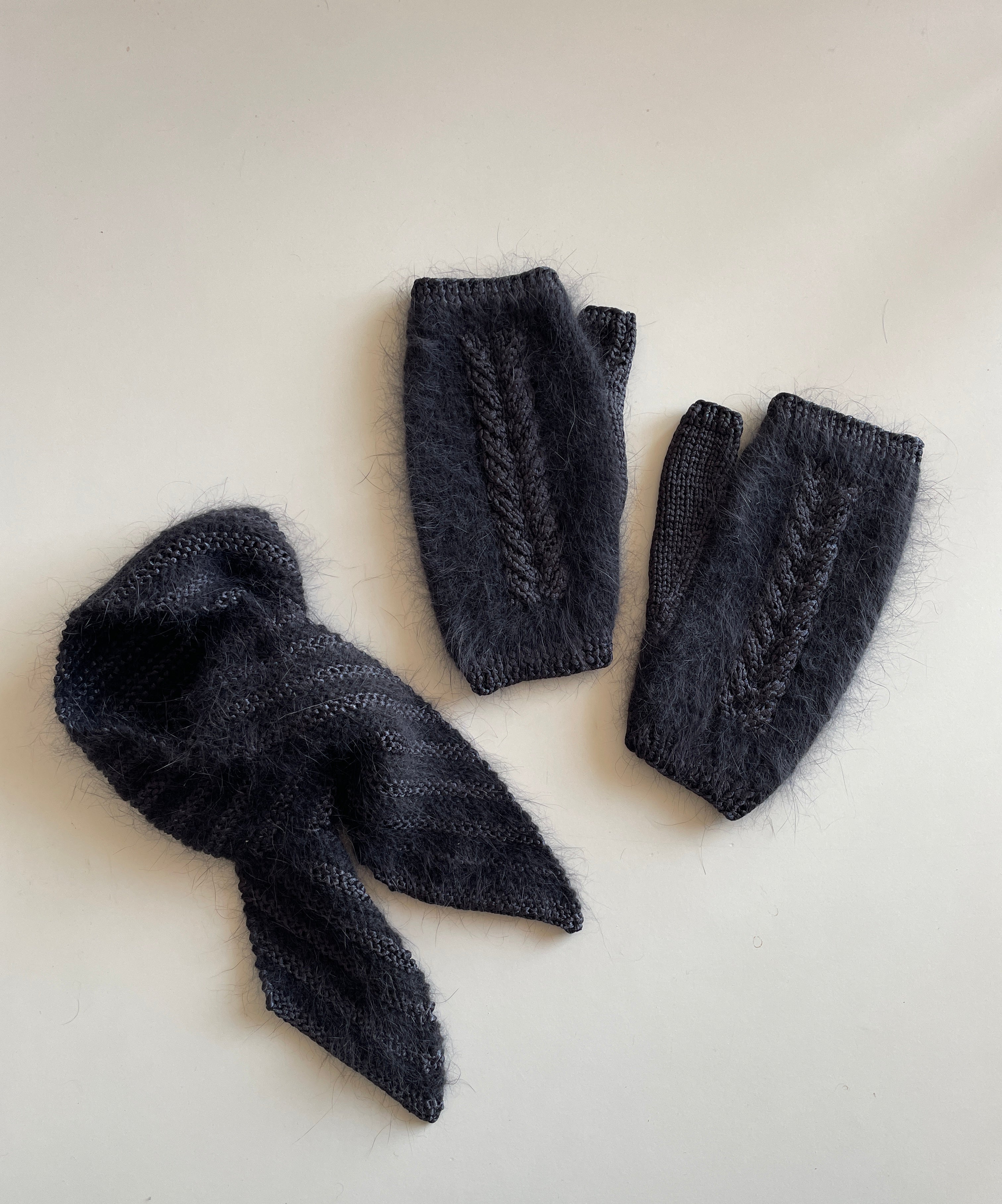Anny Blatt Karen kit set sciarpa e muffole angora nero