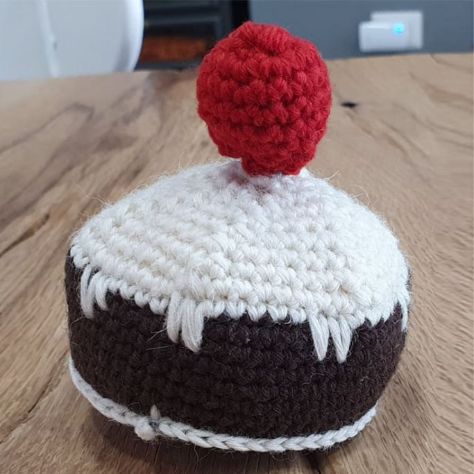 Gomitolorosa Nonna Amarena bambola amigurumi in lana