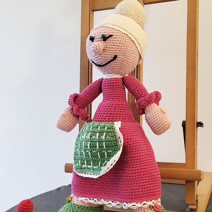 Gomitolorosa Nonna Amarena bambola amigurumi in lana