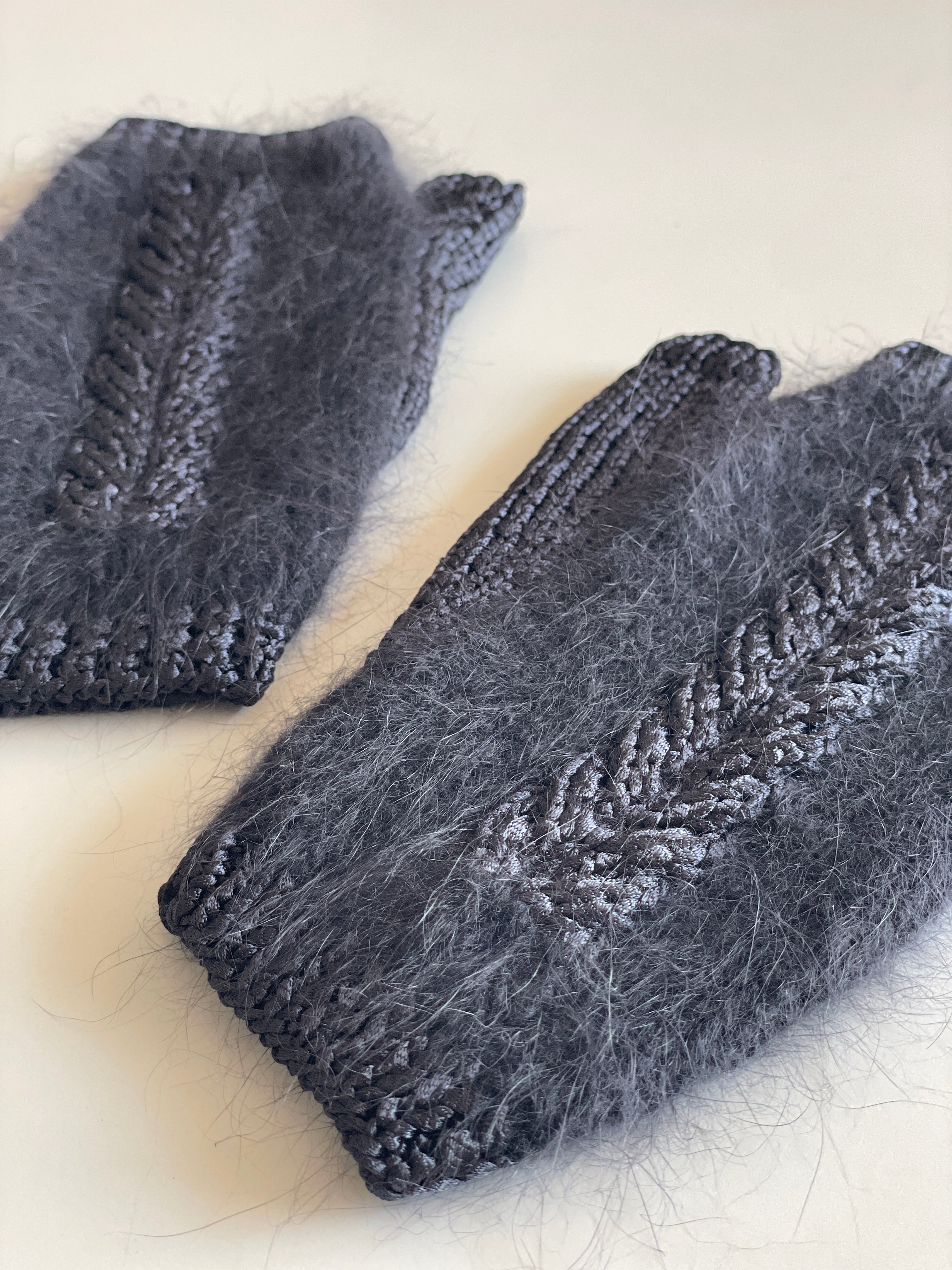 Anny Blatt Karen kit set sciarpa e muffole angora nero